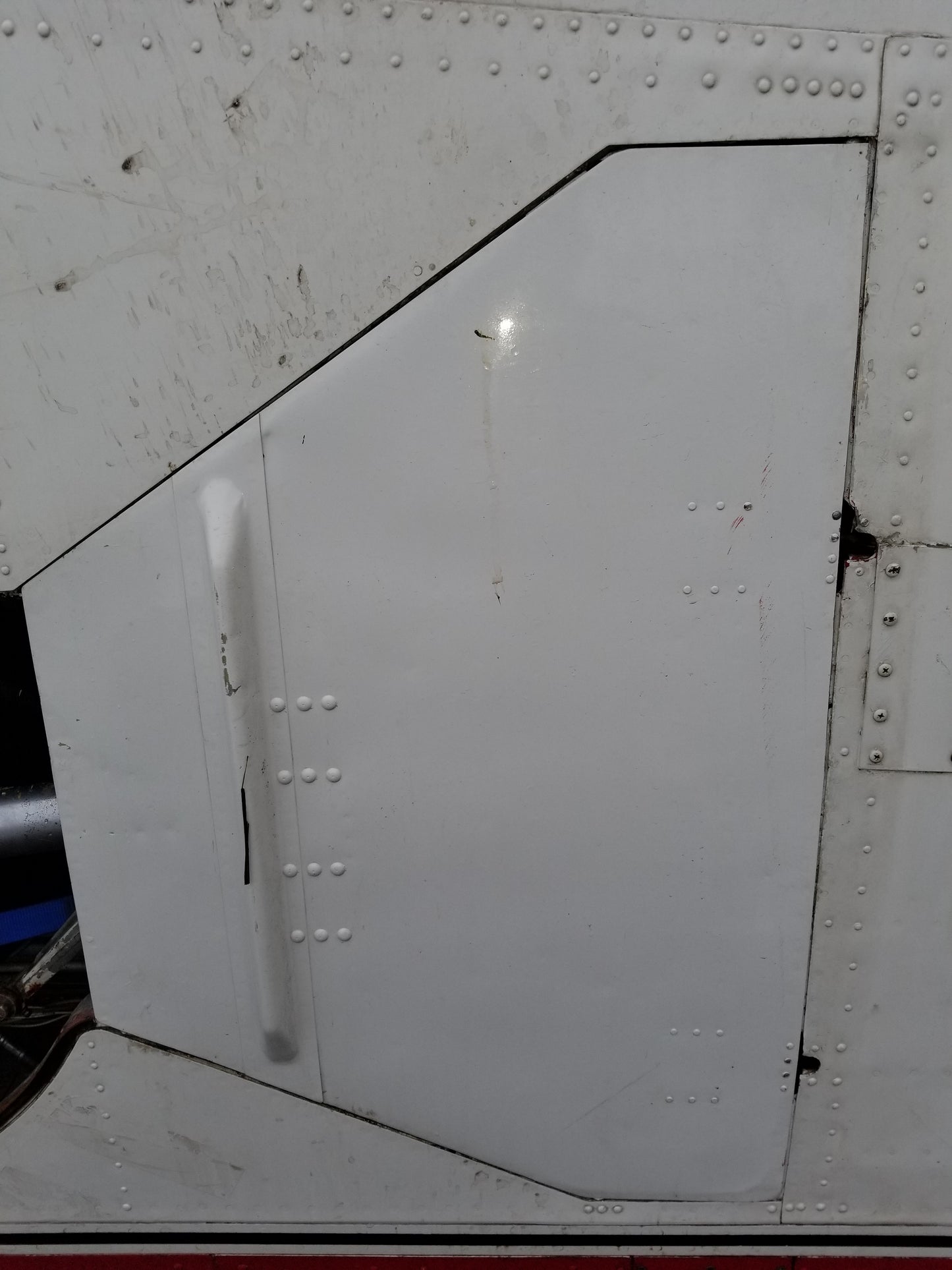 MLG Door Assy - RH OTBD - Beechcraft - C-FINV
