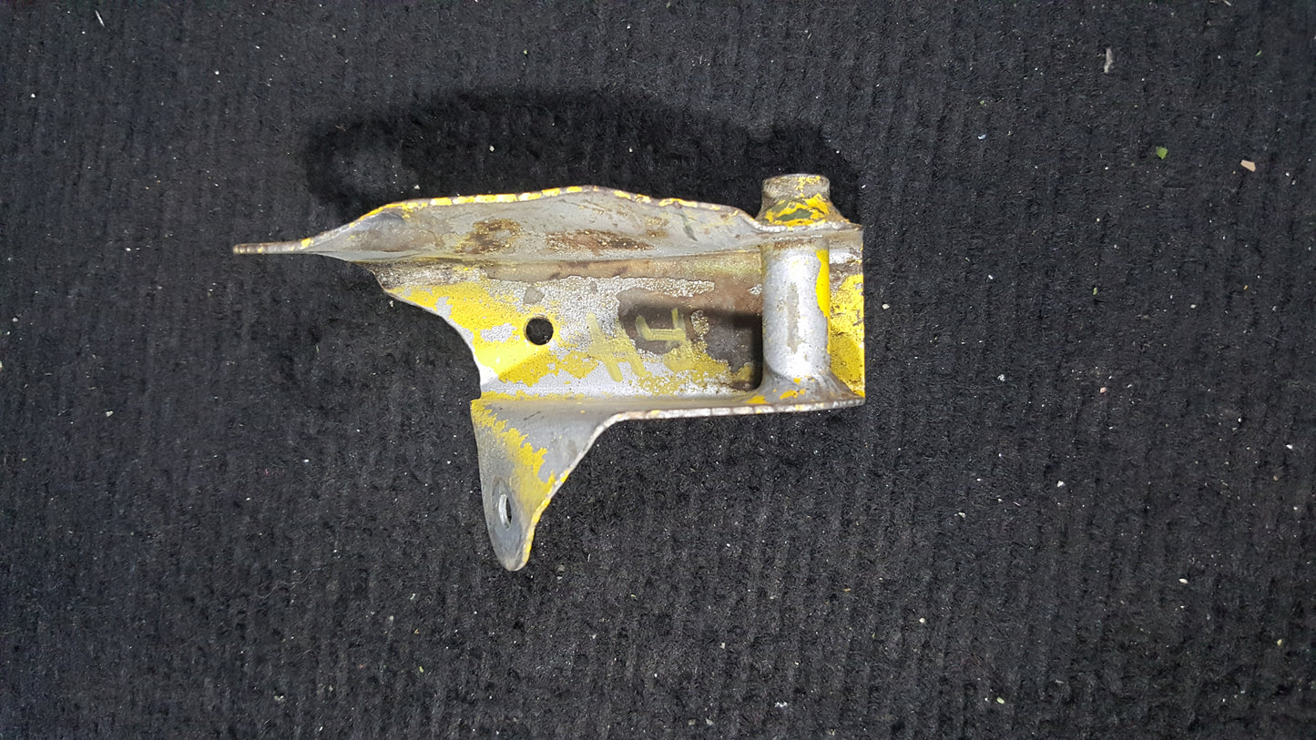 MLG Door Bracket - RH - Piper - C-FKYZ