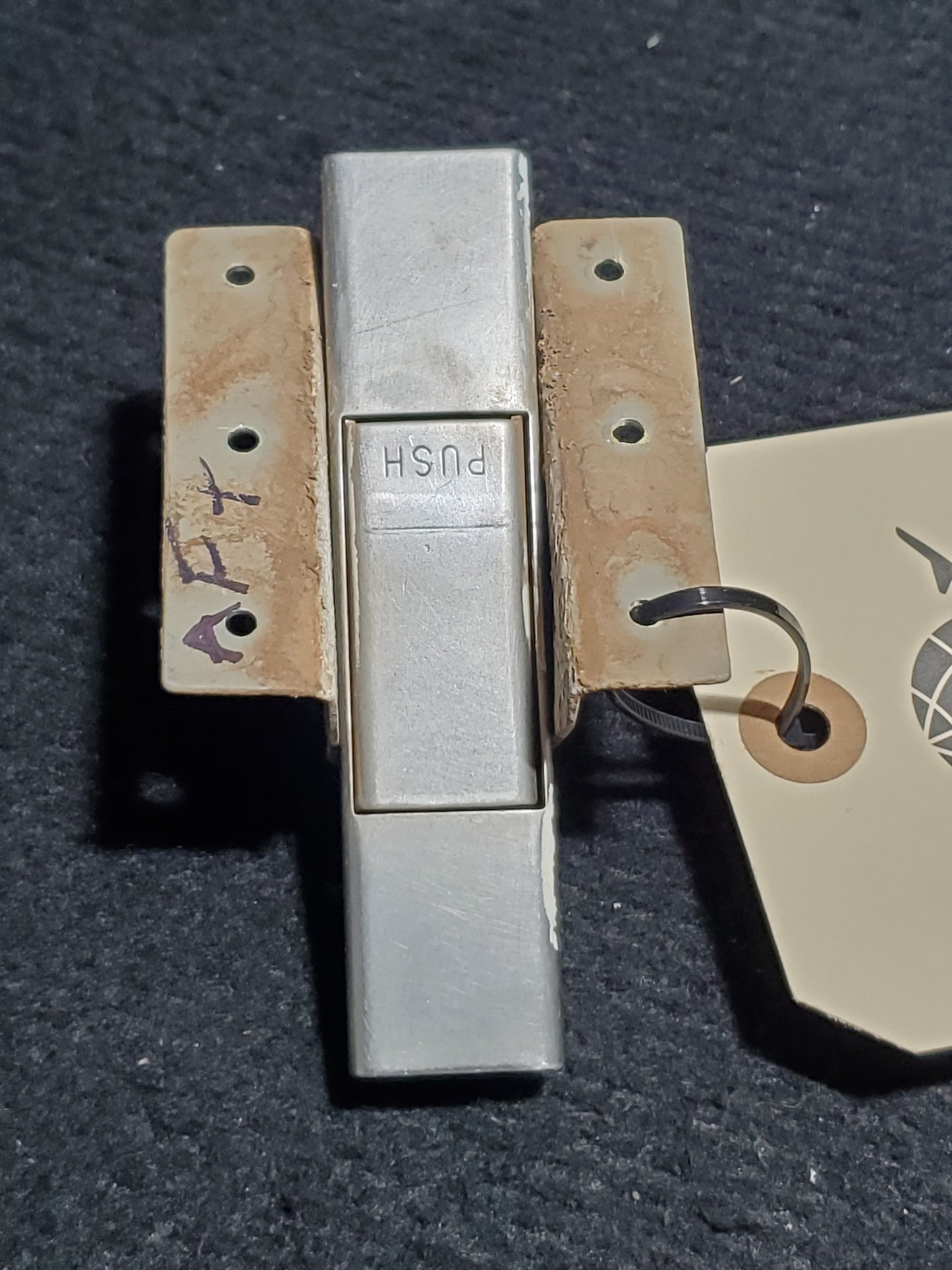 Bracket Assy - Door Latch - LH/RH Aft - Cessna - 5Y-OER