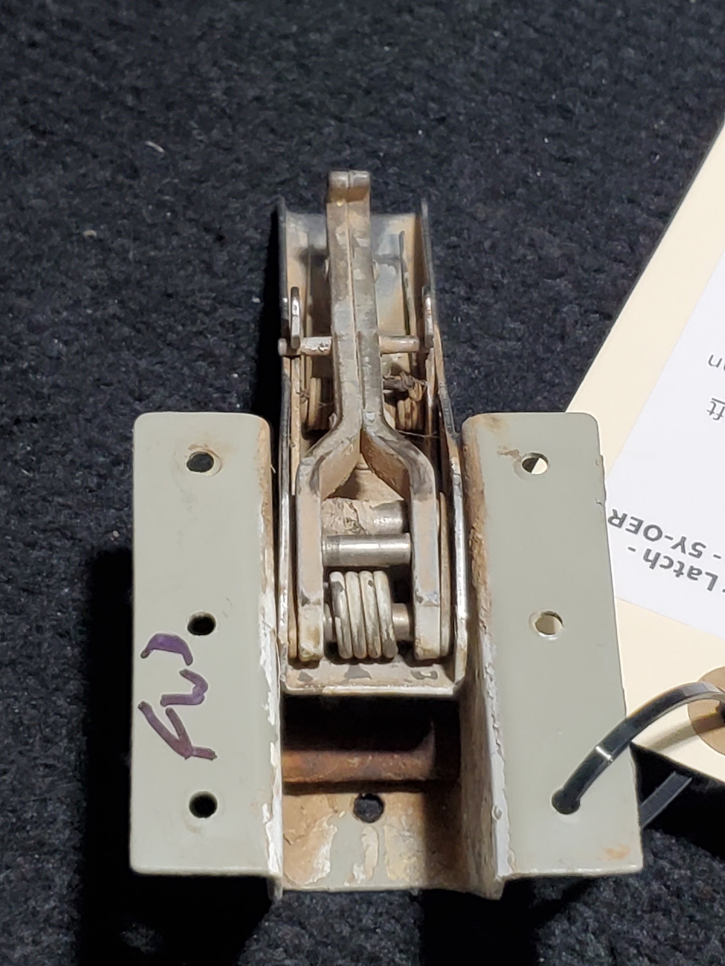 Bracket Assy - Door Latch - LH/RH Fwd - Cessna - 5Y-OER