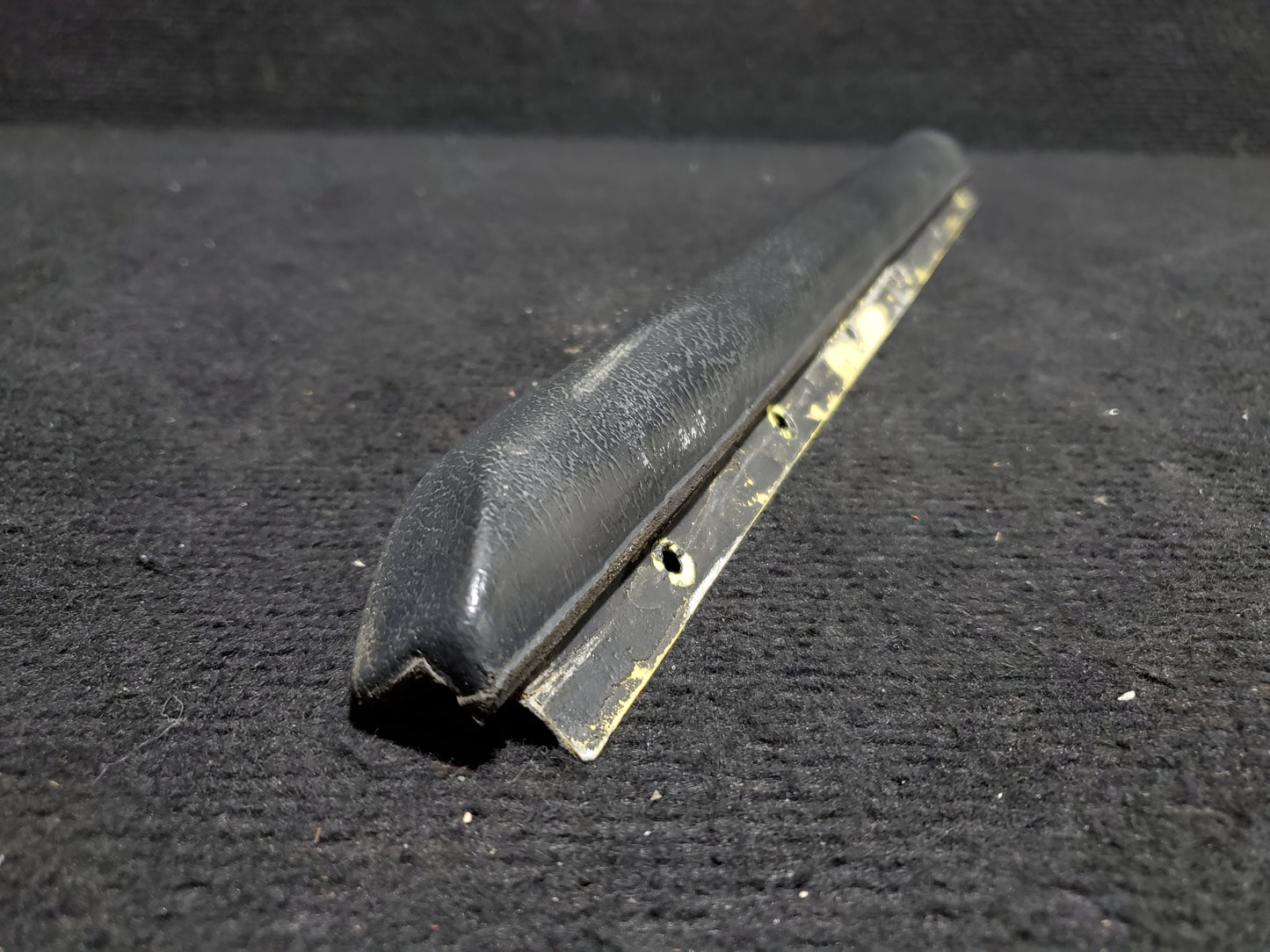 Knee Bumper Assy - Cessna - 5Y-ZBW