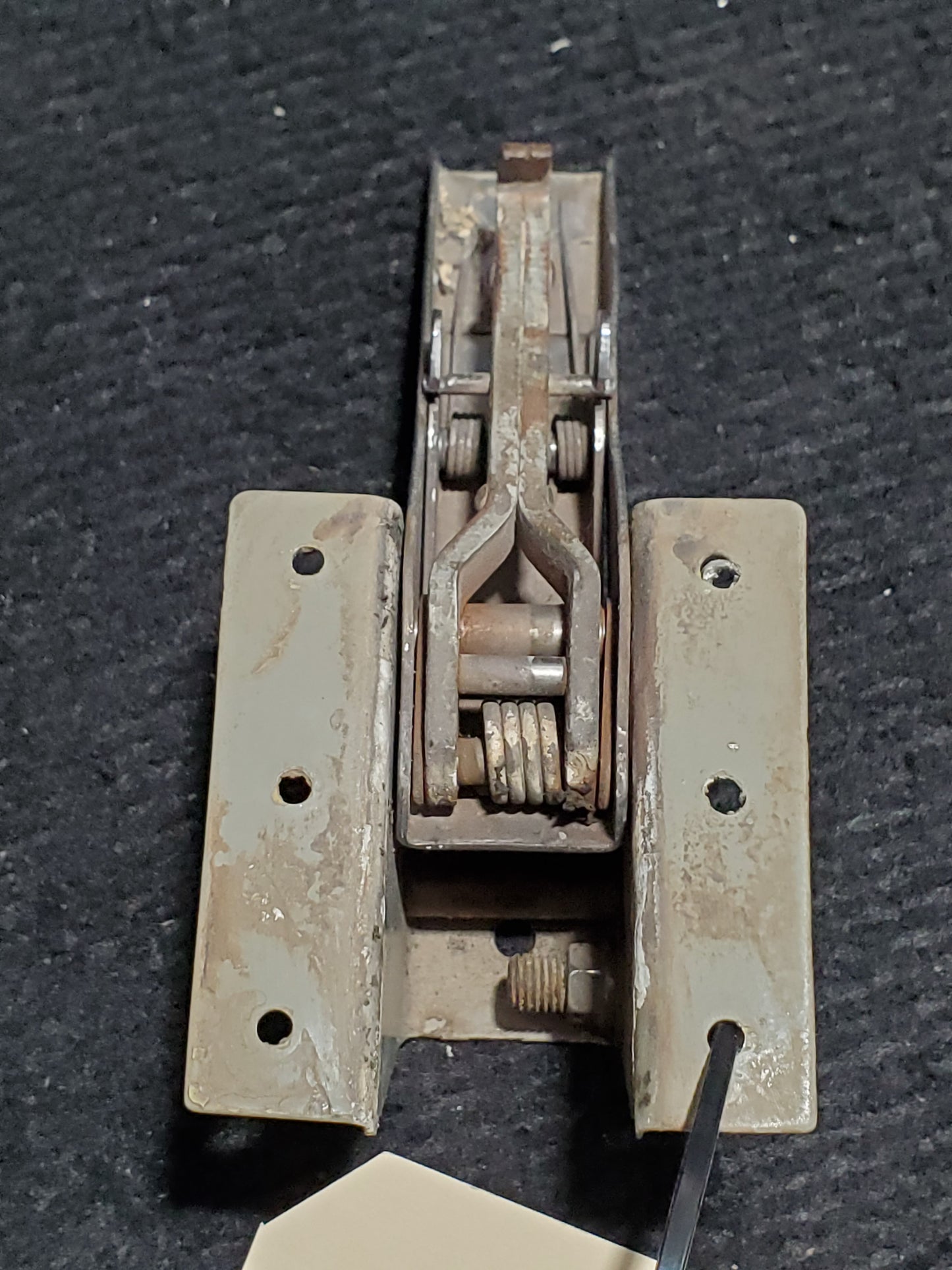 Bracket Assy - Door Latch - LH  Center - Cessna - 5Y-RNA