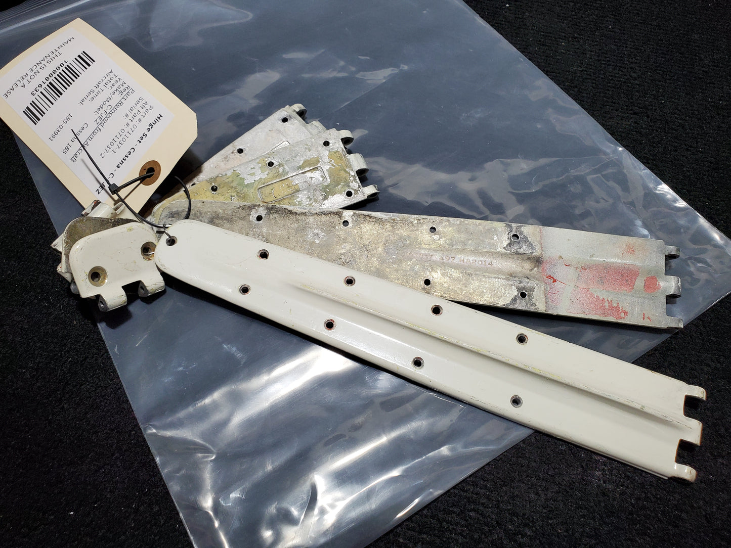 Hinge Set - Cessna - C-FJEZ