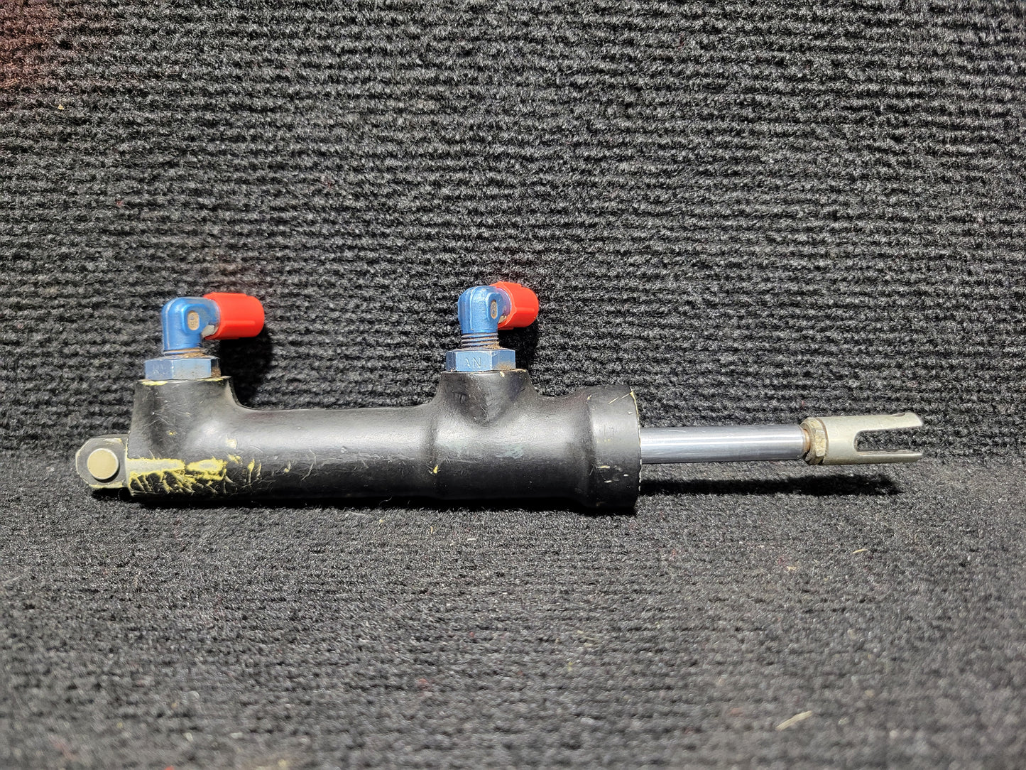Brake Master Cylinder - Cessna - 5Y-ZBW