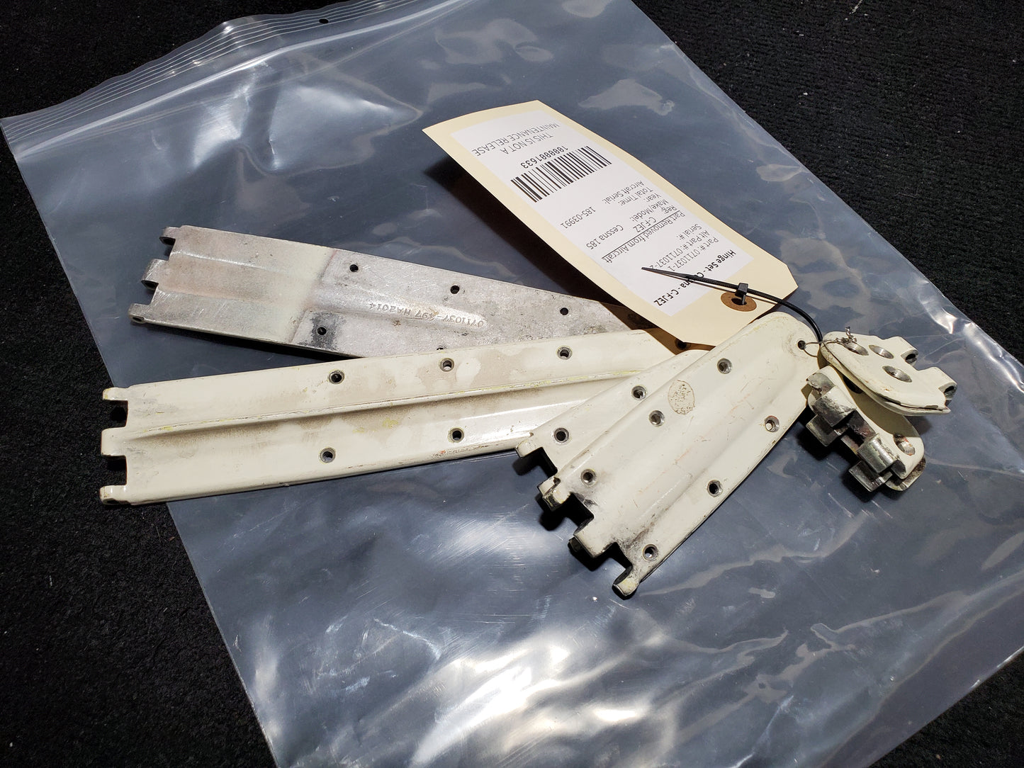 Hinge Set - Cessna - C-FJEZ