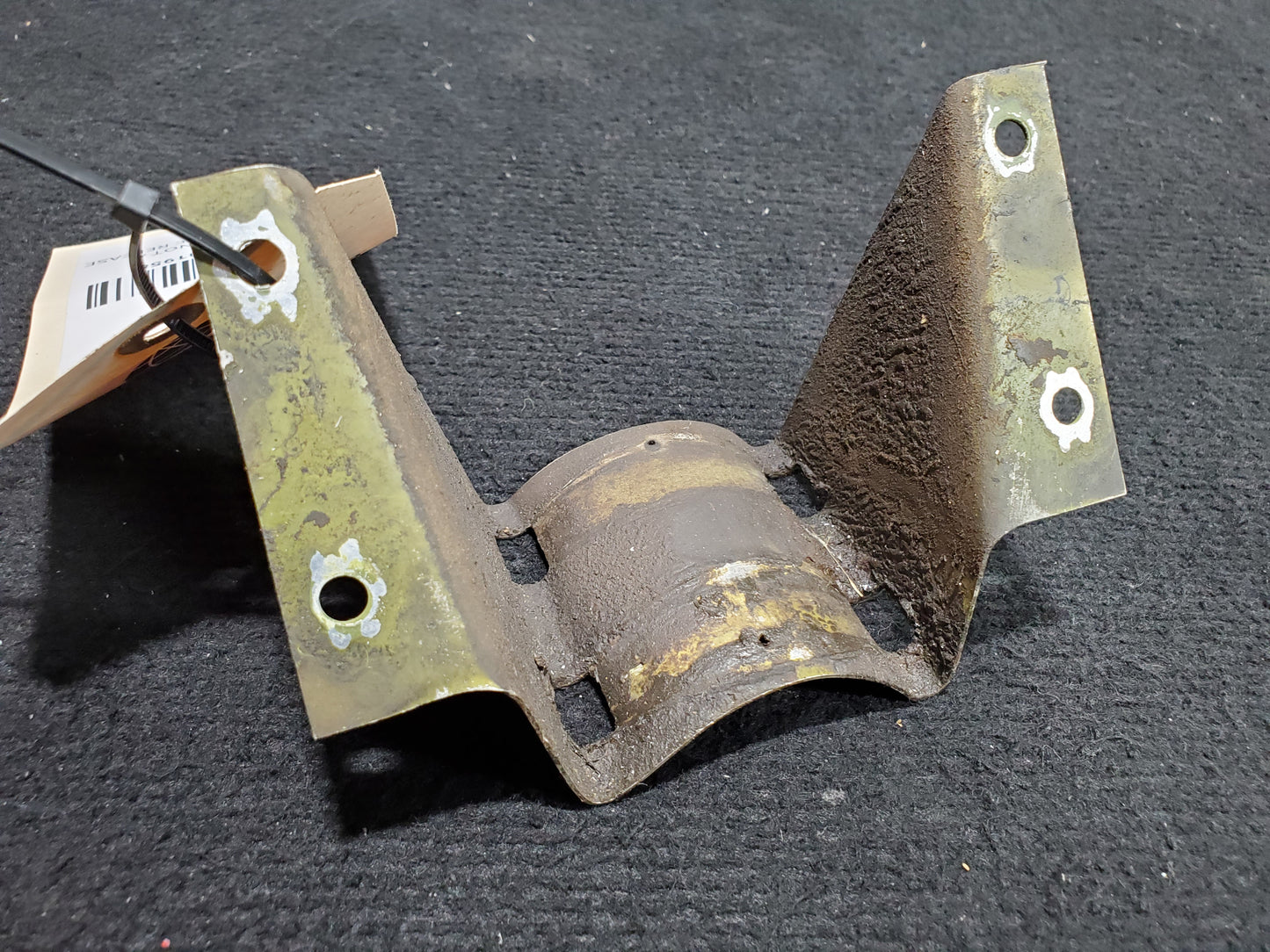 Fuel Strainer Backet - Cessna - 735