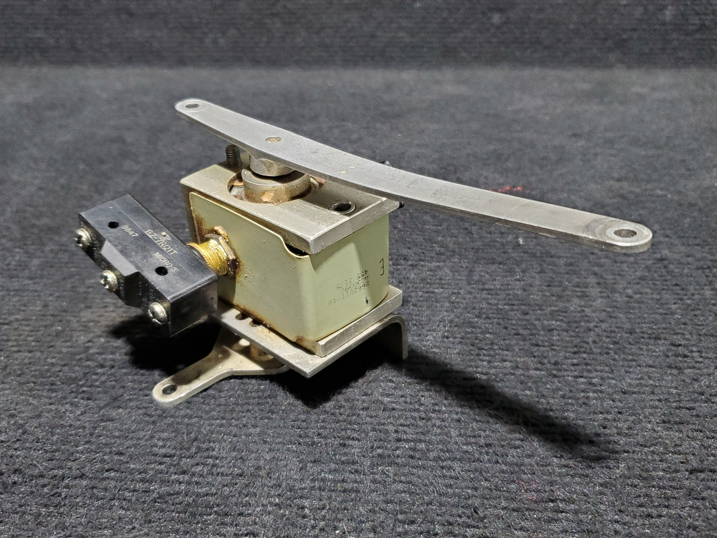 Flap Actuator Switch Assy - Cessna - OO-SEX