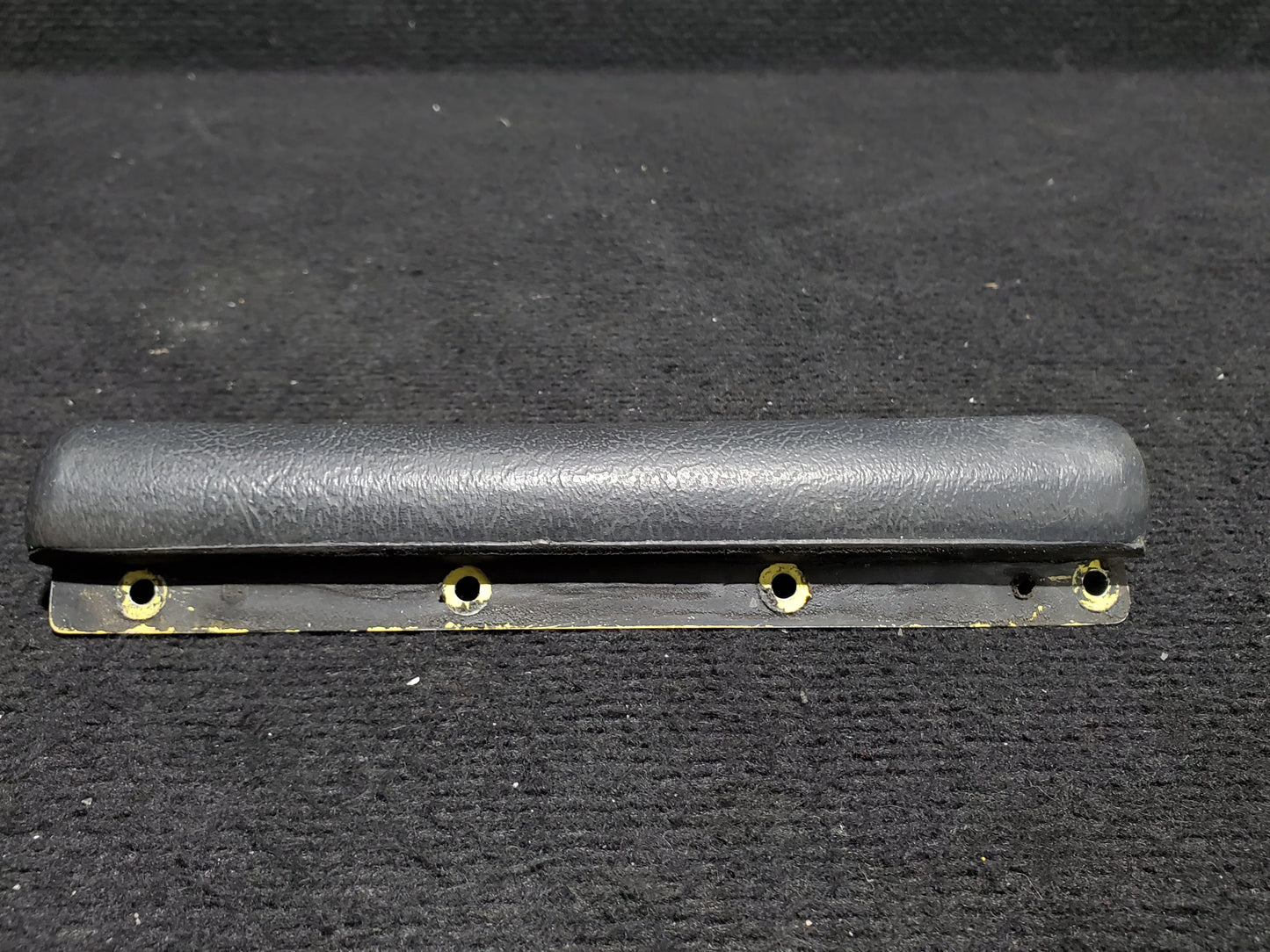 Knee Bumper Assy - Cessna - 5Y-ZBW