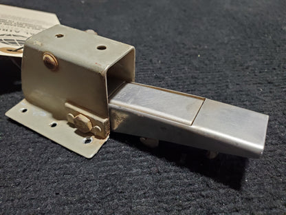 Bracket Assy - Door Latch - LH/RH Fwd - Cessna - 5Y-OER