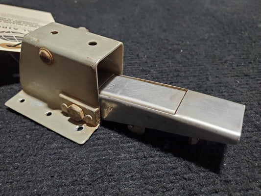 Bracket Assy - Door Latch - LH/RH Fwd - Cessna - 5Y-OER