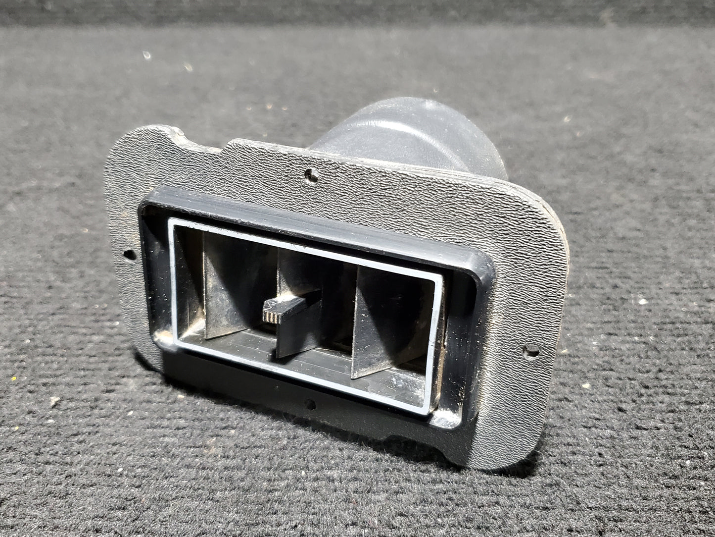Outlet Housing Assy - Cessna - 5Y-ZBW