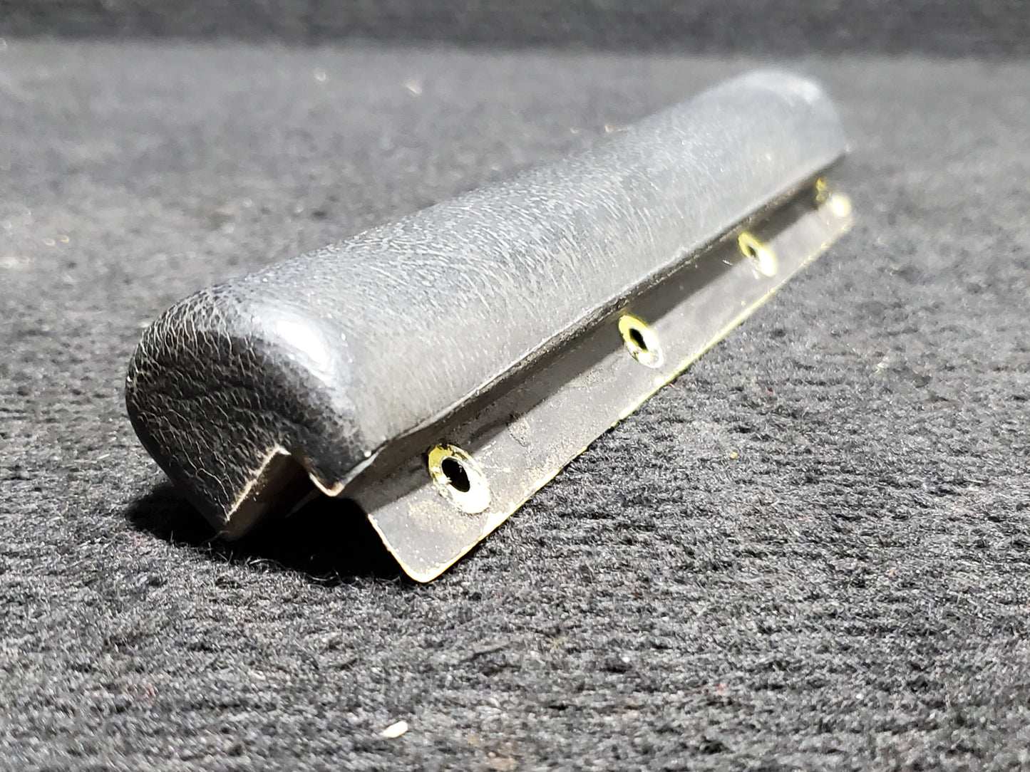 Knee Bumper Assy - Cessna - 5Y-ZBW