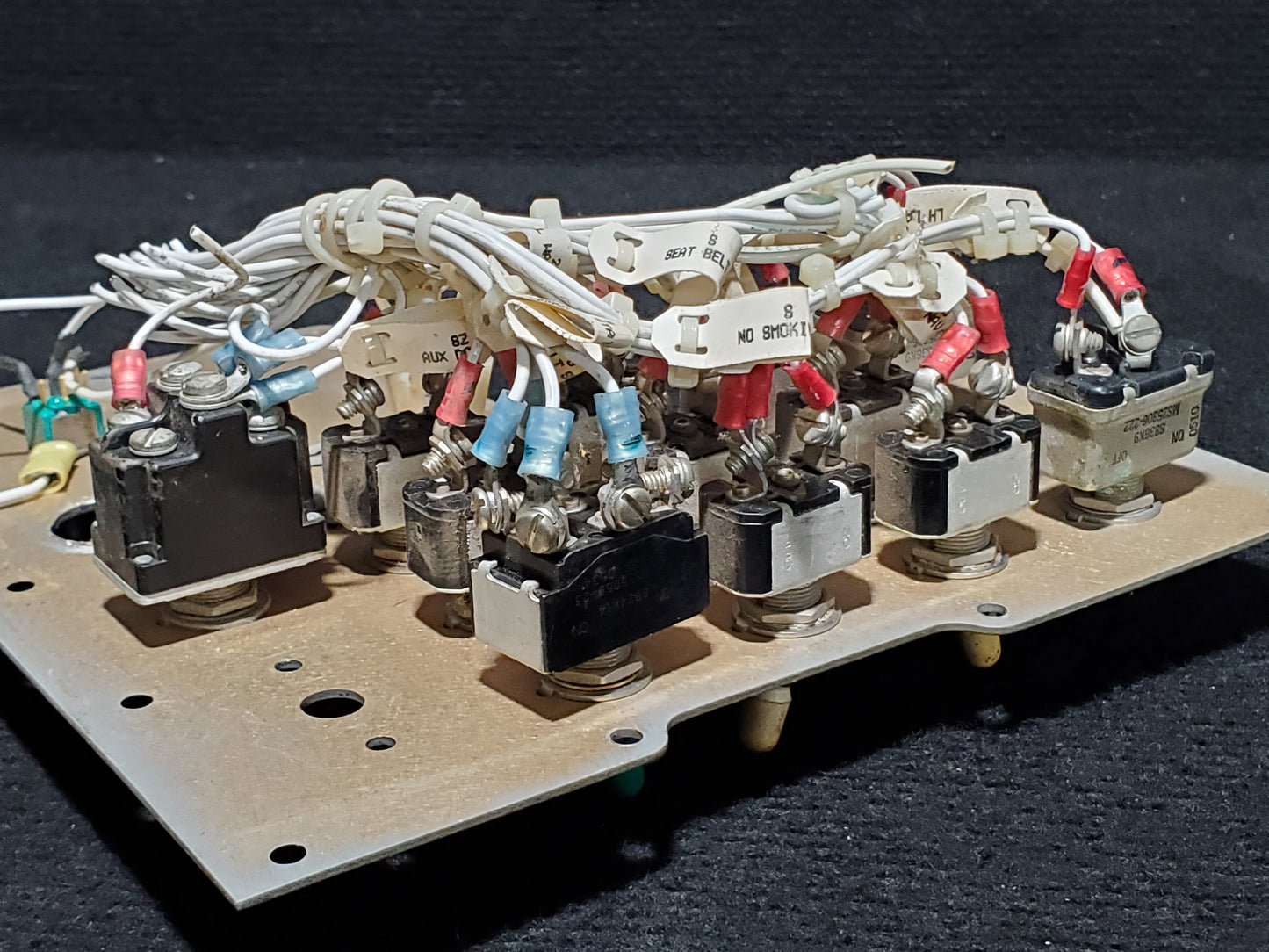 Switch Assy Plate - Cessna - 5H-TAZ