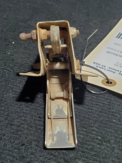 Bracket Assy - Door Latch - LH  Center - Cessna - 5Y-OER