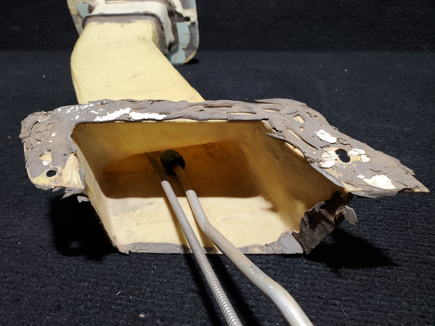 Fuel Drain Cover Outboard with Cargo Pod - Cessna - 5Y-ZBW