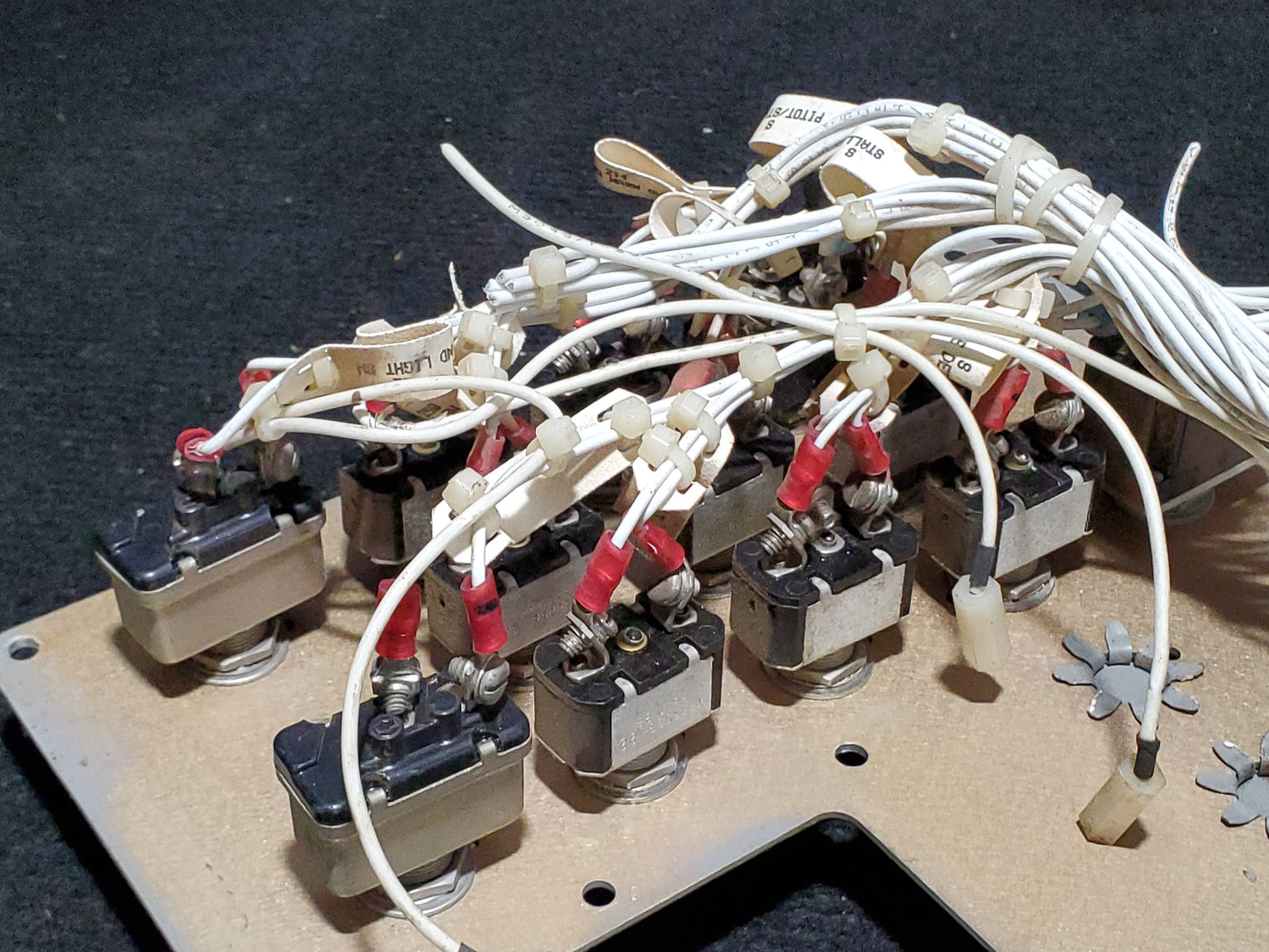 Switch Assy Plate - Cessna - 5H-TAZ