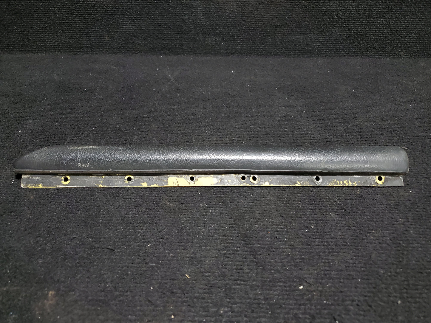Knee Bumper Assy - Cessna - 5Y-ZBW