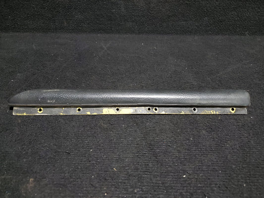 Knee Bumper Assy - Cessna - 5Y-ZBW
