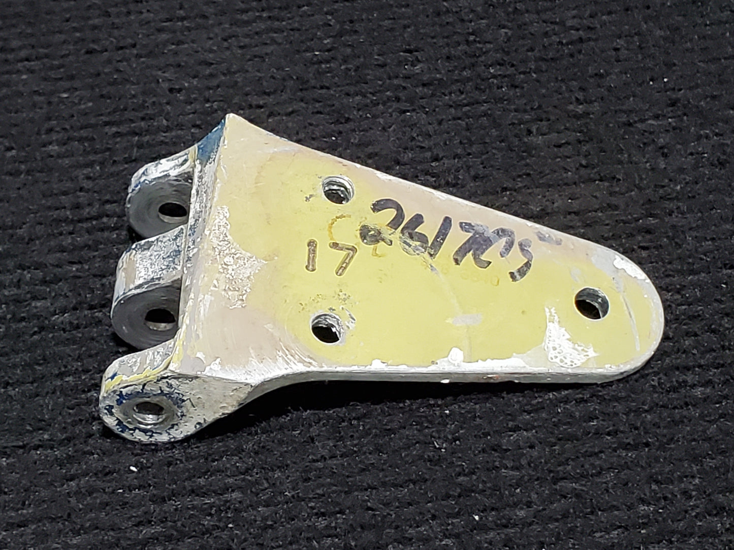 Door Hinge Lwr Fwd - RH - Cessna - 5Y-BUC