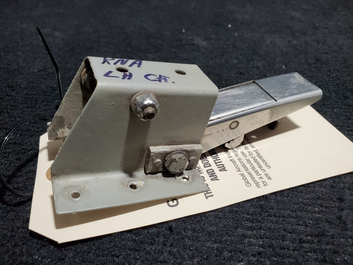 Bracket Assy - Door Latch - LH  Center - Cessna - 5Y-RNA