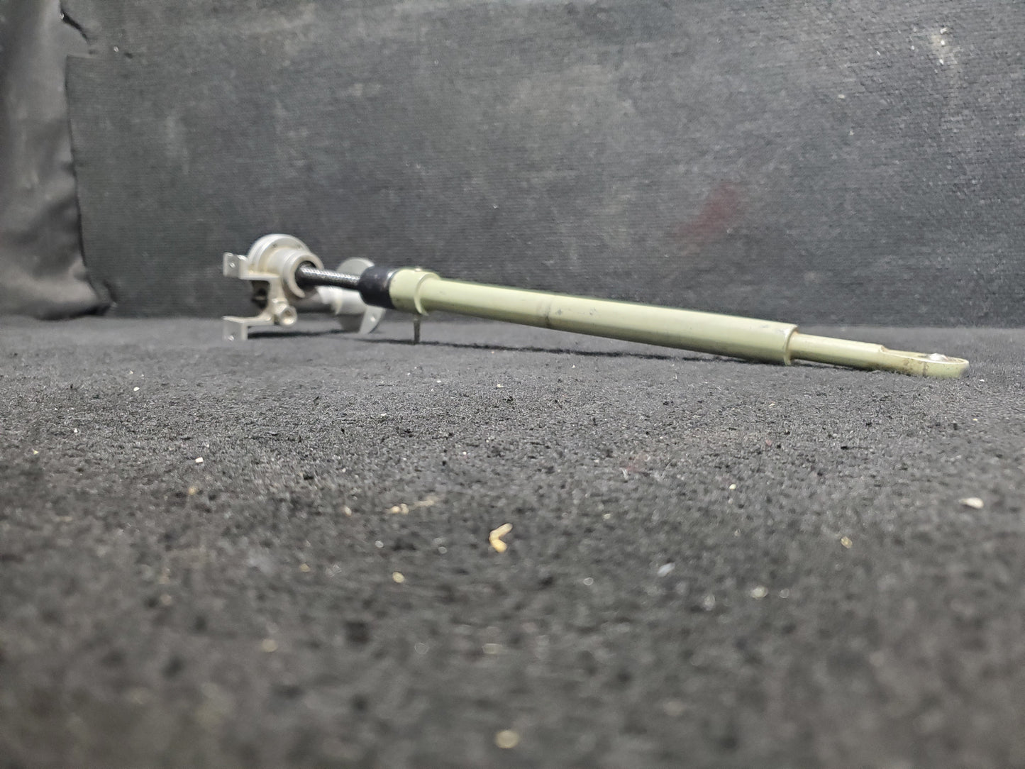Transmission Assembly and Jack Screw - Flap Actuator - Cessna - 5H-TAZ
