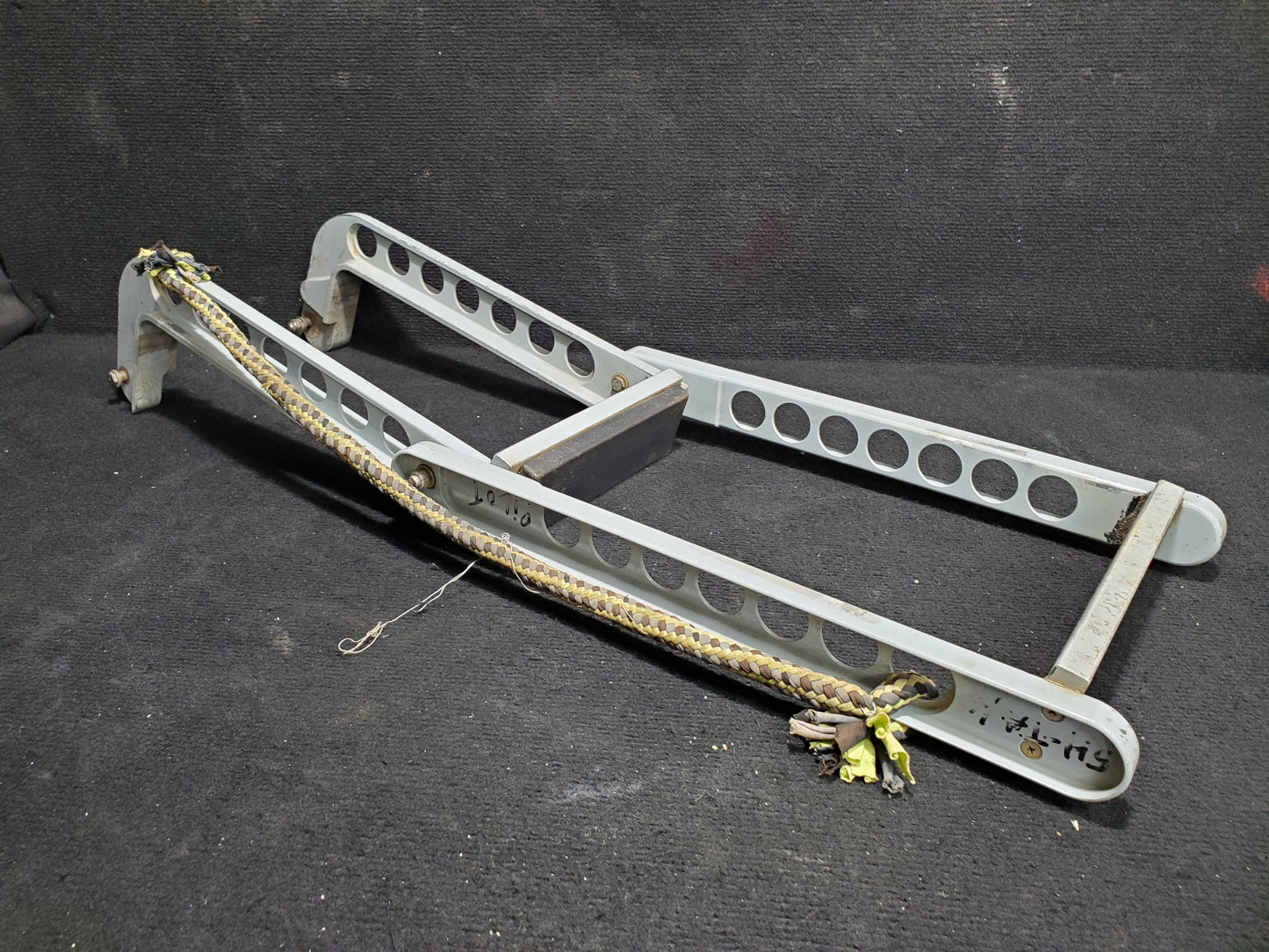 Crew Step Assembly - Cessna - 5H-NWA
