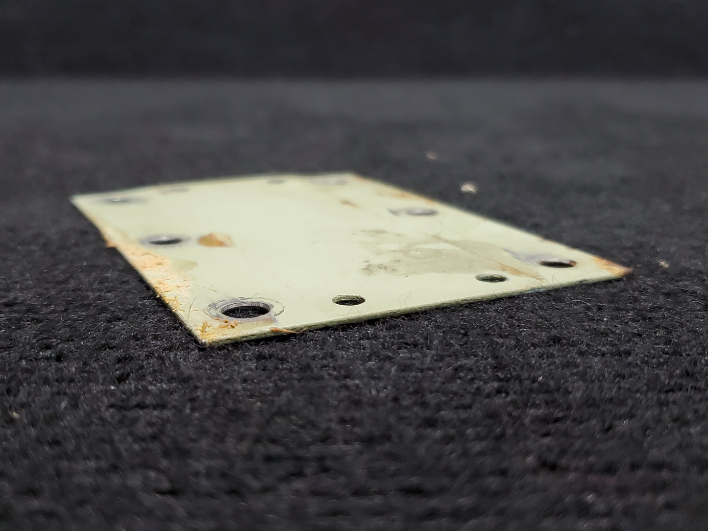 Latch Mounting Plate - Bolt Guide - Cessna - OO-SEX