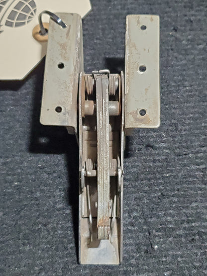 Bracket Assy - Door Latch - LH/RH Fwd - Cessna - 5Y-RNA