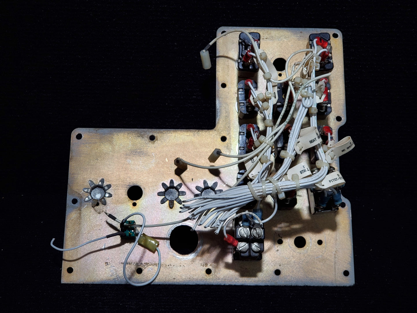 Switch Assy Plate - Cessna - 5H-TAZ