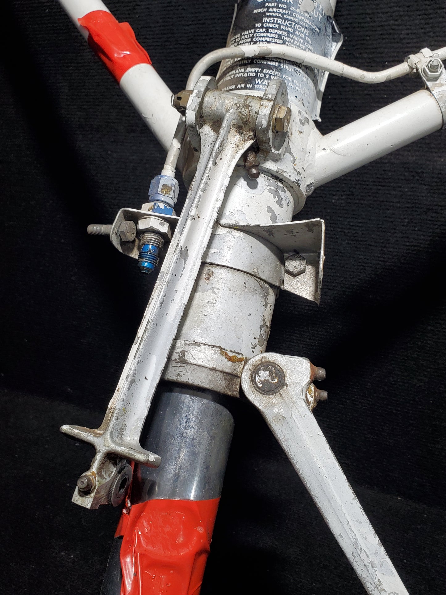 MLG Assy - LH - Beechcraft - C-FINV
