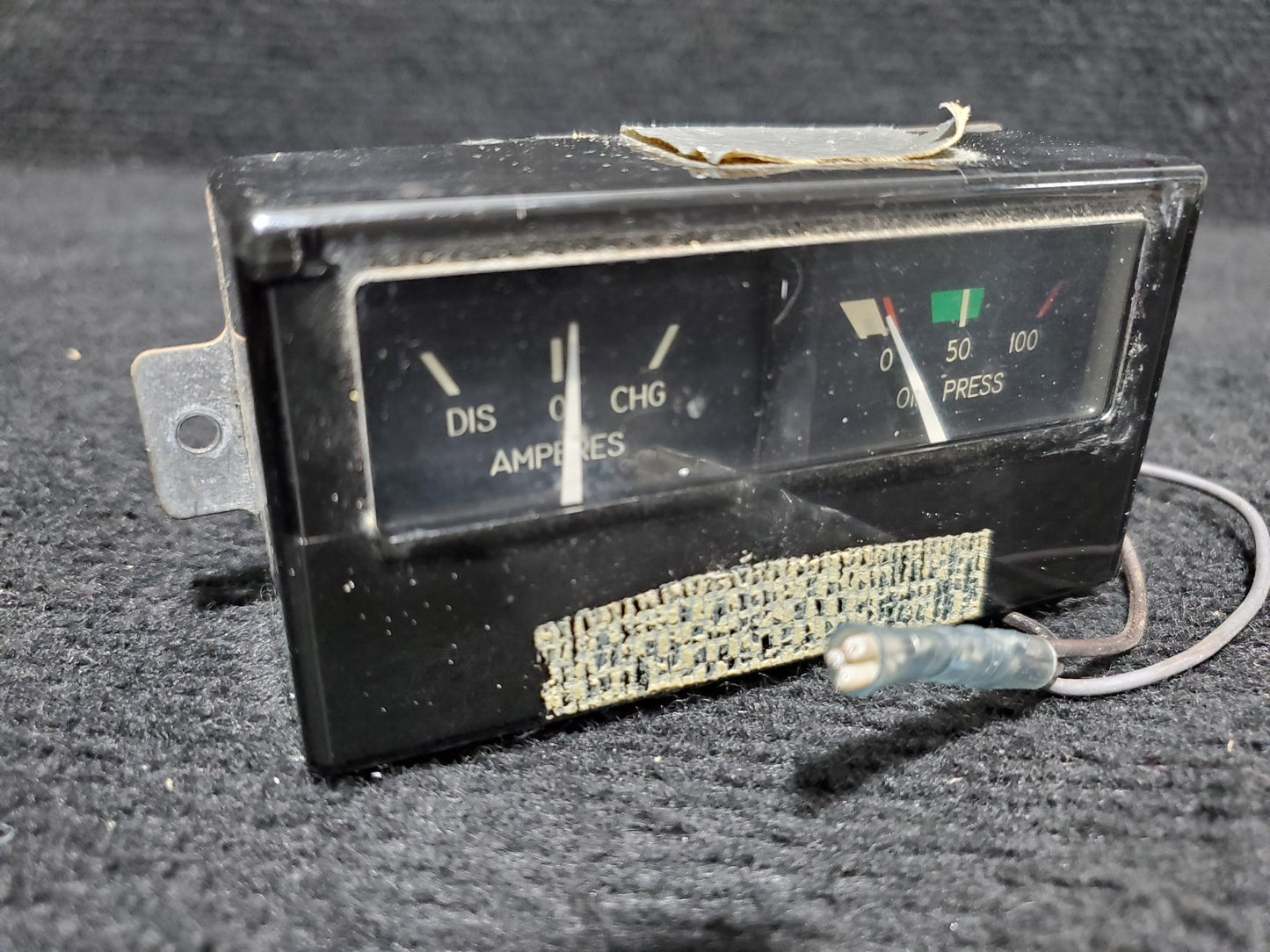 Oil pressure & Ammeter Indicators - Cessna - C-FJEZ
