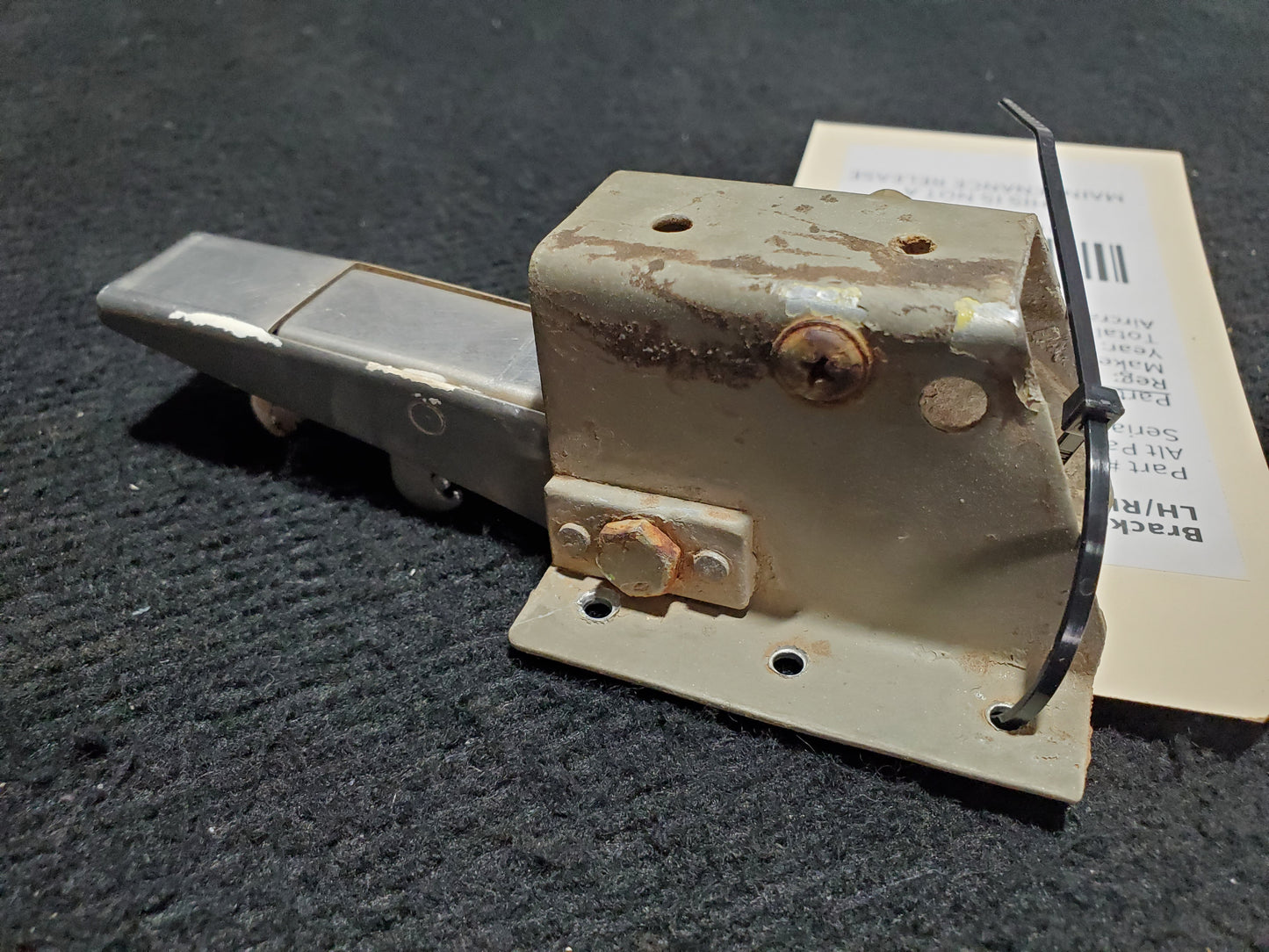 Bracket Assy - Door Latch - LH/RH Aft - Cessna - 5Y-OER