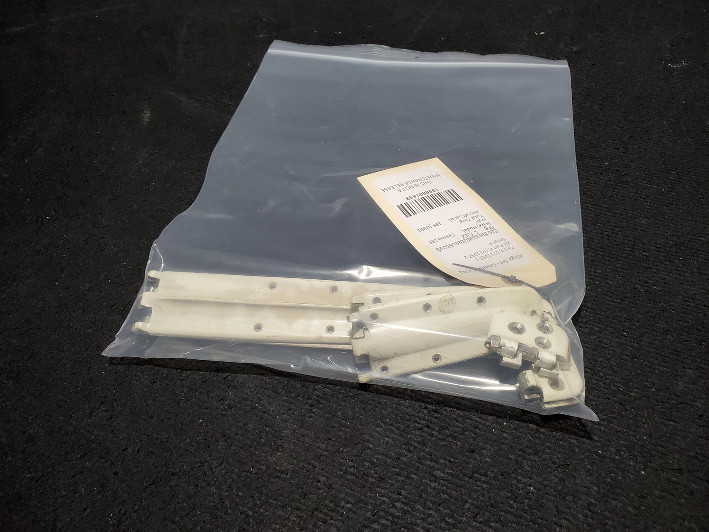 Hinge Set - Cessna - C-FJEZ