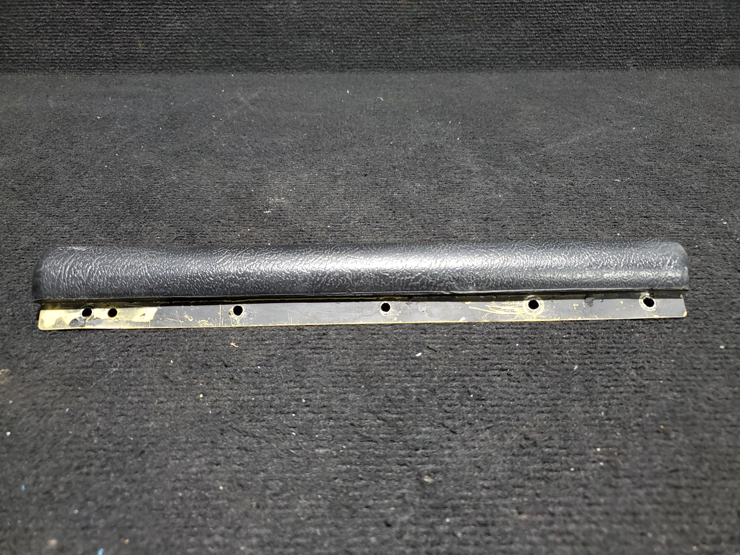 Knee Bumper Assy - Cessna - 5Y-ZBW