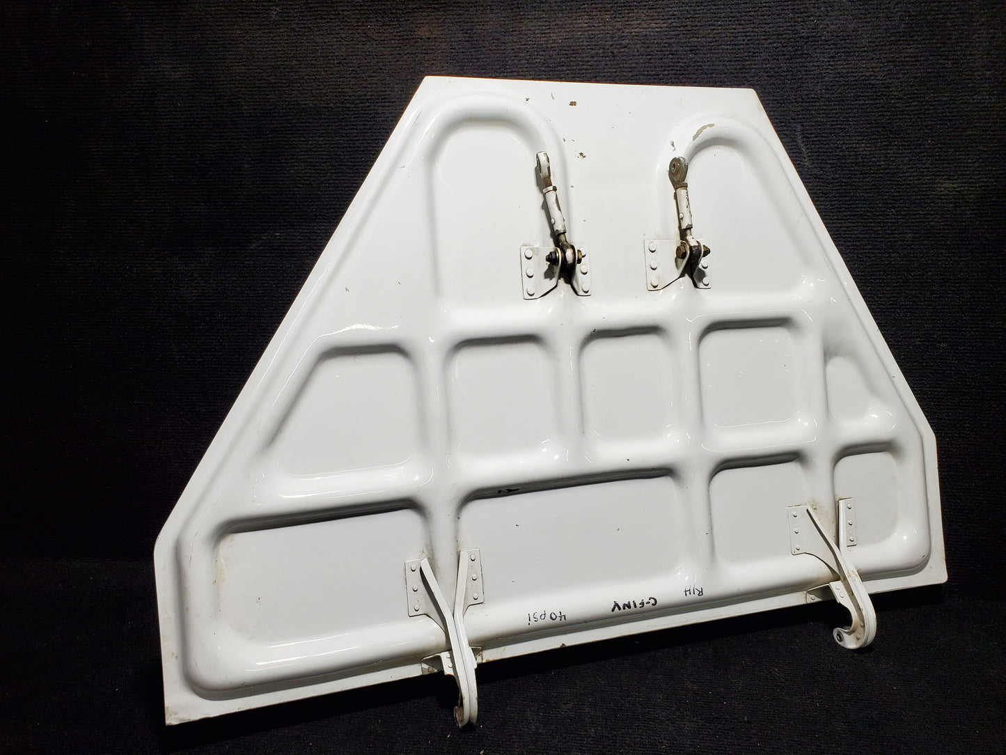 MLG Door Assy - RH OTBD - Beechcraft - C-FINV