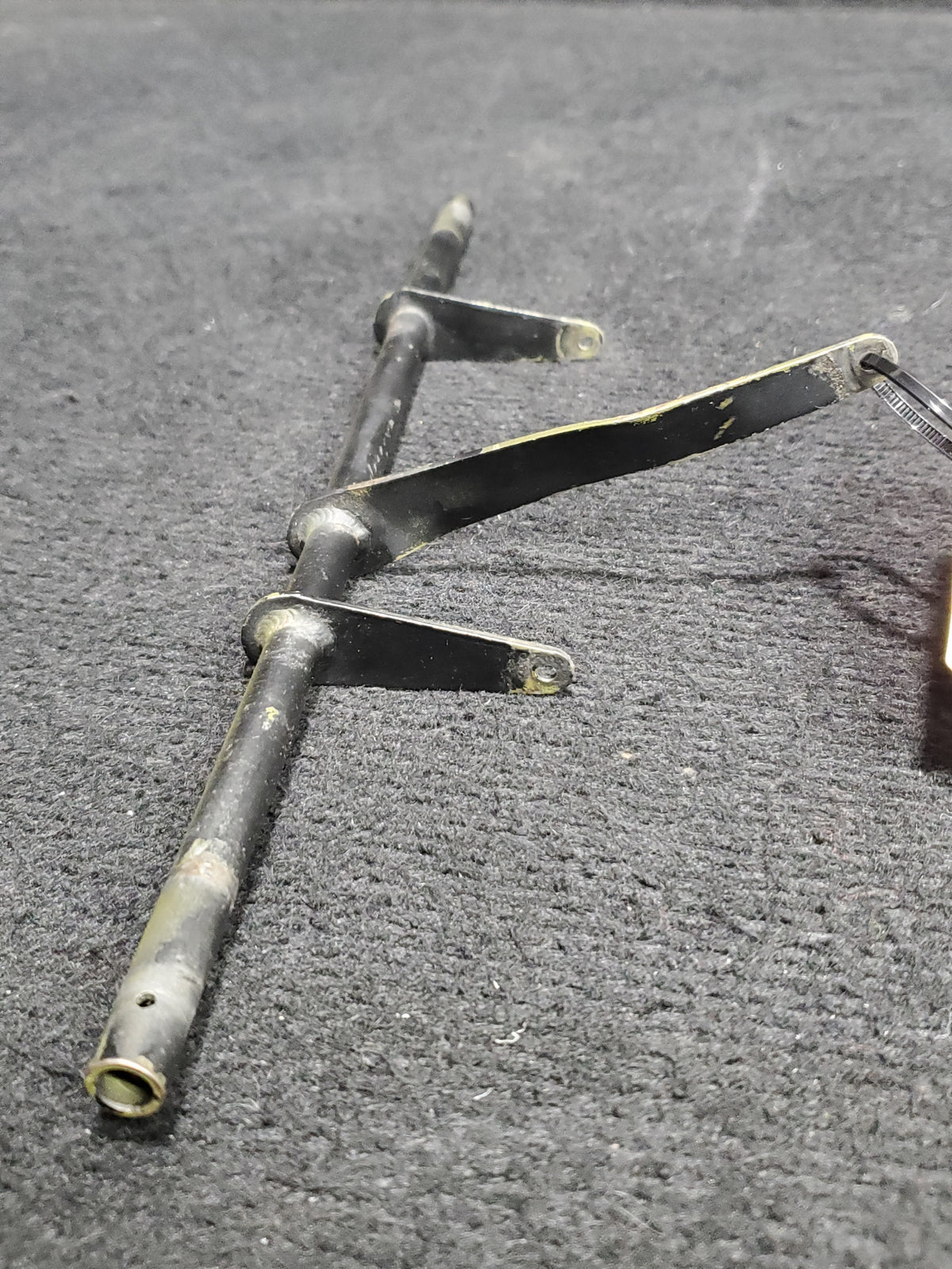 Seat Release Shaft Assembly - Cessna - OO-SEX