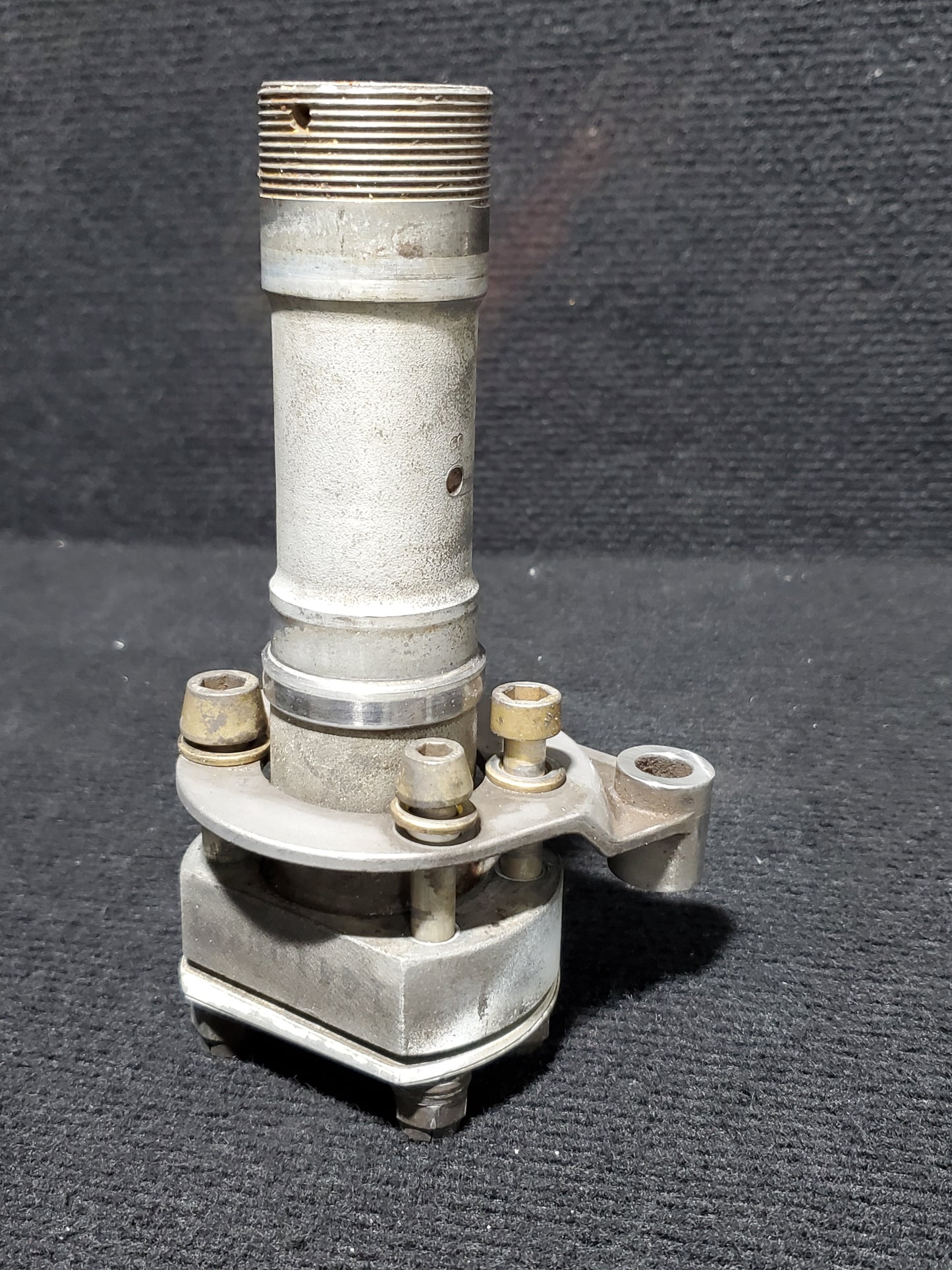 MLG axle - Cessna - 5Y-FOO